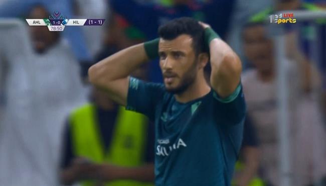 عمر السومة يهدر انفراد للاهلي امام الهلال في البطولة العربية