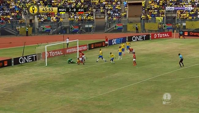 عمرو السولية يهدر فرصة هدف محقق امام صن داونز في دوري ابطال افريقيا