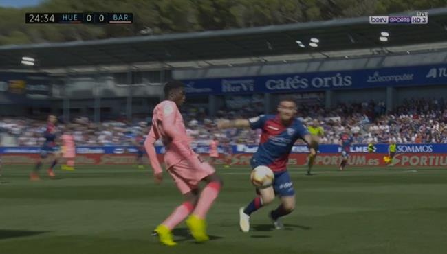 لقطة مهارية من موسي واجو في مباراة برشلونة وهويسكا