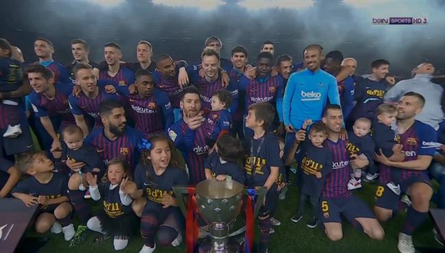 احتفالات لاعبو برشلونة بعد التتويج بالدوري الاسباني