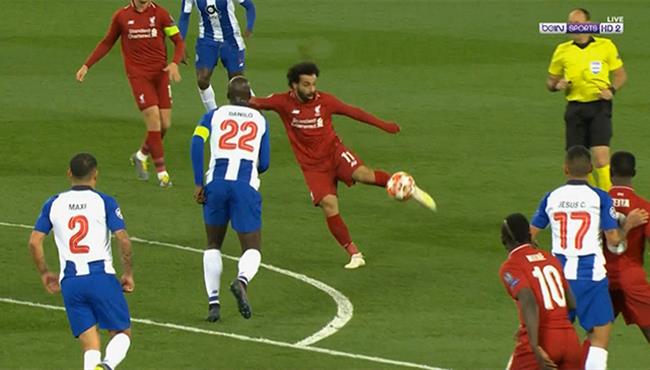 كاسياس يتصدي لتسديدة محمد صلاح في مباراة ليفربول وبورتو