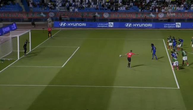 جوميز يهدر ركلة جزاء في مباراة الهلال والاتفاق