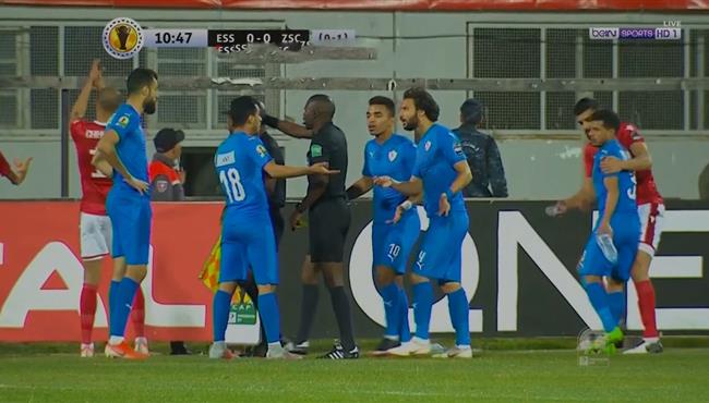 جماهير النجم الساحلي تلقي بالزجاجات علي حمدي النقاز ومشادة بين اللاعبيين