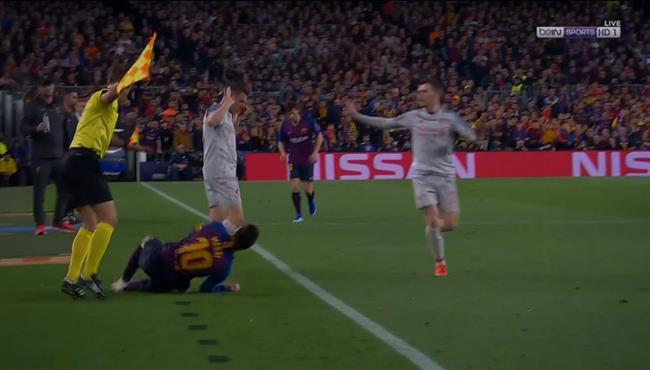 تدخل عنيف من مينلر علي ميسي في مباراة ليفربول وبرشلونة