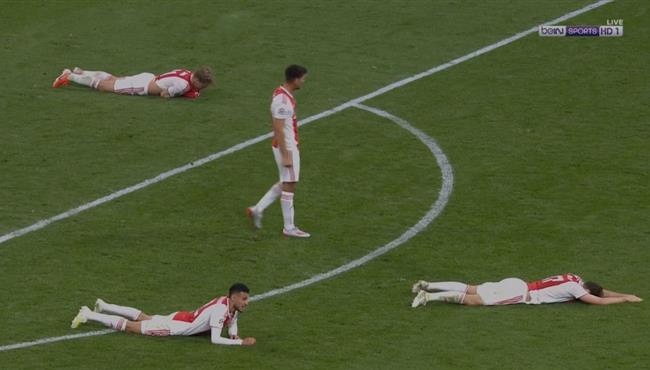 حسرة لاعبو اياكس بعد الهزيمة من توتنهام في الوقت القاتل