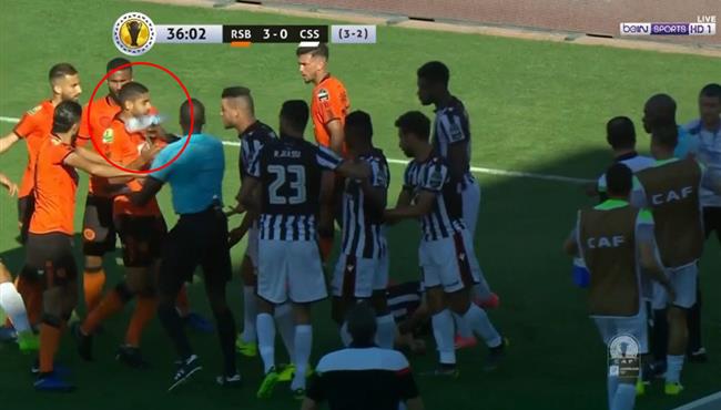 مشادة واصابة في مباراة الصفاقسي ونهضة بركان والجماهير تلقي بالزجاجات علي اللاعبين