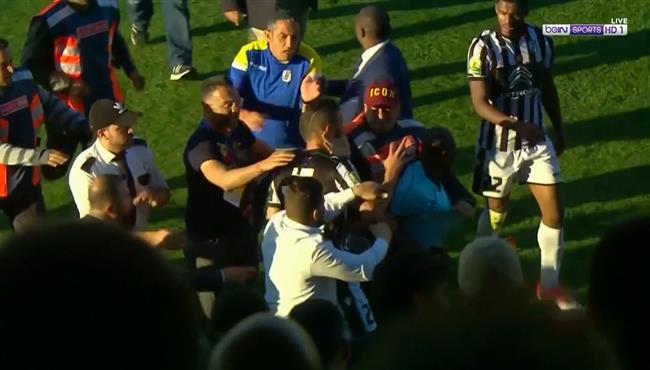 اعتداء لاعبي الصفاقسي علي الحكم بعد نهاية المباراة امام نهضة بركان