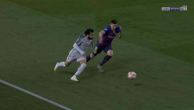 محمد صلاح يتسبب في انذار لـ لينجليت بعد مرواغته في مباراة ليفربول وبرشلونة