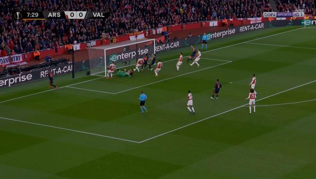 لاعب فالنسيا يهدر فرصة لا تصدق امام مرمي ارسنال الخالي