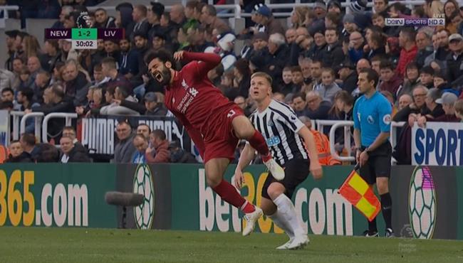 تدخل عنيف من لاعب نيوكاسل علي محمد صلاح