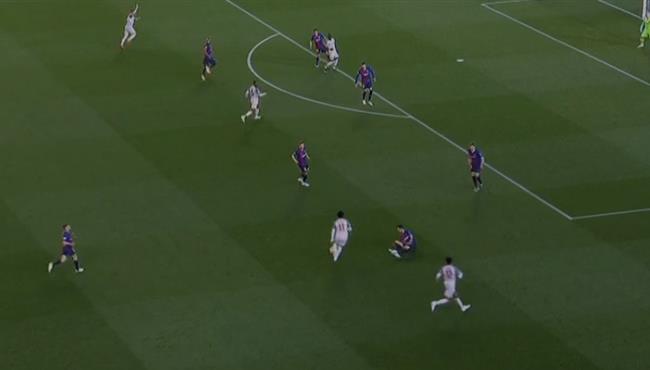 مراوغة محمد صلاح لبوسكيتس في مباراة ليفربول وبرشلونة