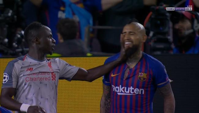 مشادة بين ماني وفيدال في مباراة ليفربول وبرشلونة