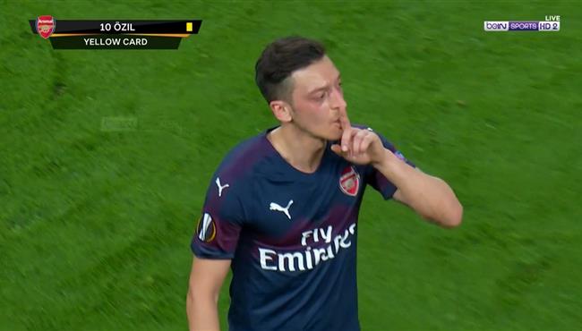 شاهد ماذا فعل اوزيل لحظة خروجة في مباراة ارسنال وفالنسيا