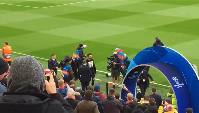 لحظة وصول محمد صلاح إلى انفيلد لحضور مباراة ليفربول وبرشلونة