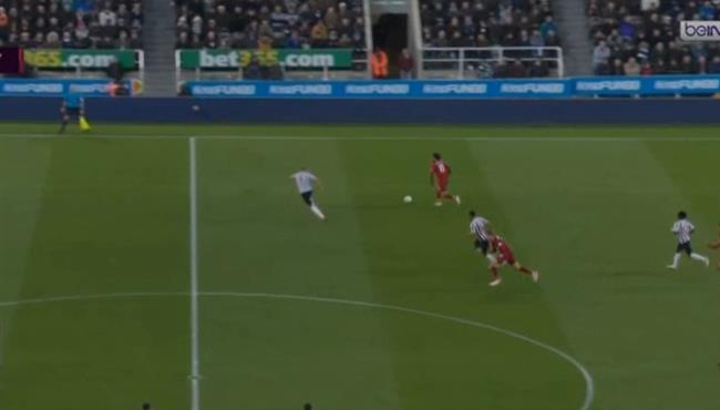 كوبري محمد صلاح لـ ريتشي في مباراة ليفربول ونيوكاسل