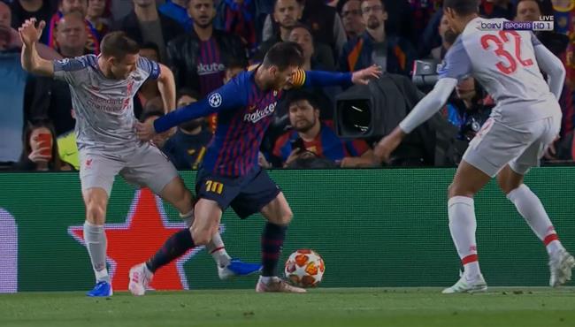 ميسي يطالب بركلة جزاء في مباراة برشلونة وليفربول