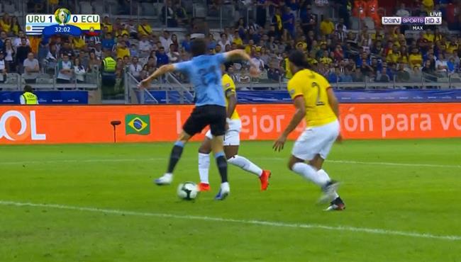 كافاني كاد ان يسجل هدف رائع بالكعب في مرمي الاكوادور