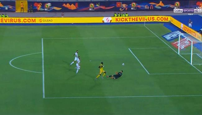 معز حسن ينقذ مرماه من هدف قاتل امام مالي في كأس امم افريقيا