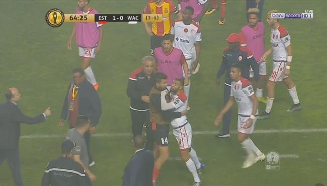 اعتراضات ومناوشات من لاعبي الوداد بعد الغاء هدف امام الترجي يتسبب في ايقاف المباراة