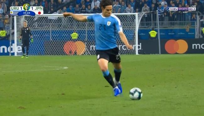 العارضة تحرم كافاني من تسجيل هدف عالمي امام اليابان