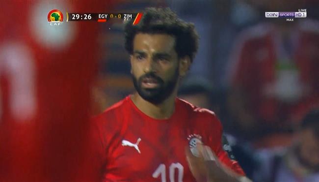 محمد صلاح يراوغ دفاعات زيمبابوي ويهدر فرصة هدف