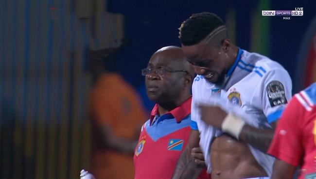 بكاء لاعب الكونغو الديمقراطية بعد تعرضه لاصابة قوية امام زيمبابوي