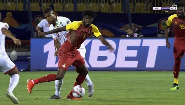 لقطة تمزق قميص توماس بارتي في مباراة غانا وبنين