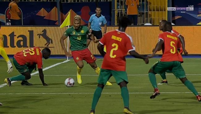 مهاراة رائعه من تشوبو موتينج في مباراة الكاميرون وغينيا بيساو