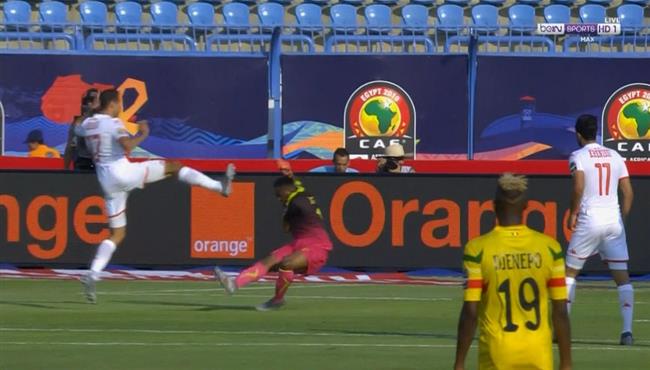 تدخل عنيف من الياس سخيري علي حارس مالي