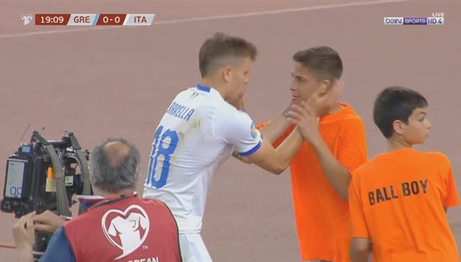 لقطة طريفة في مباراة ايطاليا واليونان بتصفيات امم اوروبا