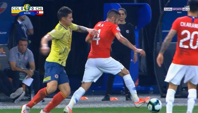 لقطة مهارية من ايسلا امام رودريجيز في مباراة تشيلي وكولومبيا