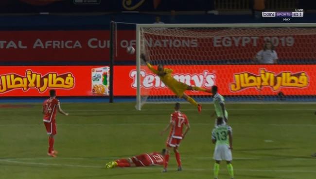 تصدي معز بن شريفية الرائع في مباراة تونس ونيجيريا