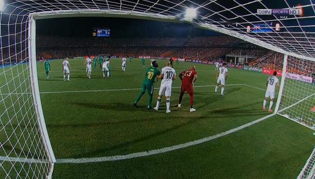 ساديو ماني يضرب سفيان فيجولي في مباراة الجزائر والسنغال بنهائي كاس امم افريقيا