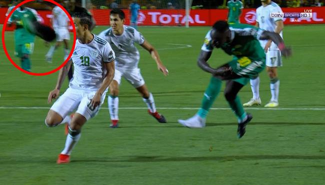 لقطة طريفه حذاء ماني يتطاير في مباراة الجزائر والسنغال