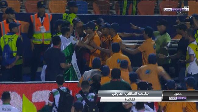 اشتباك لاعبي الجزائر مع أمن ستاد القاهرة