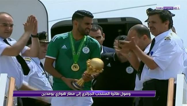 لحظة وصول منتخب الجزائر إلى مطار هواري بومدين بعد التتويج بأمم افريقيا