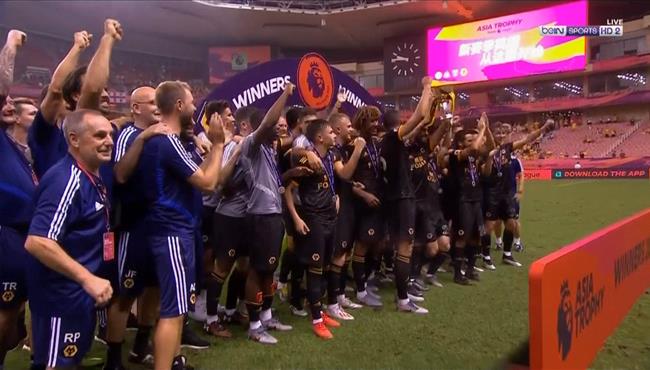 لحظة تتويج ولفرهامبتون بطلا لكأس الدوري الانجليزي