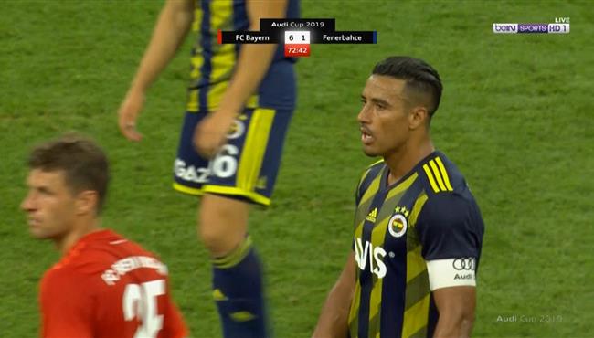 نبيل درار يحاول مغادرة مباراة بايرن ميونخ وفناربخشة بعد صافرات إستهجان
