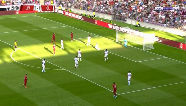 لاعب ليون يسجل هدف بالخطأ في مرماه لصالح ليفربول