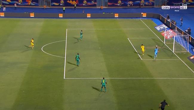 حارس مرمي السنغال كاد ان يسجل هدف في مرماه بطريقة كوميدية