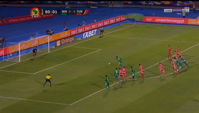 حارس تونس يتصدى لركلة جزاء امام السنغال في كأس امم افريقيا