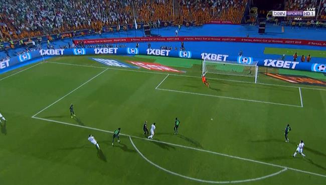 العارضة تحرم الجزائر من تسجيل هدف رائع امام نيجيريا