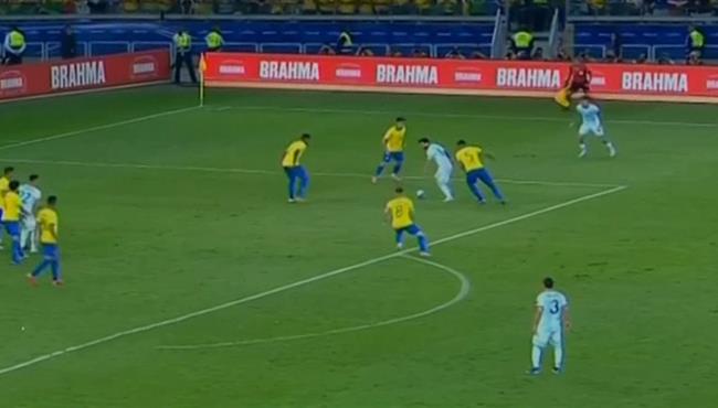 مهاراة رائعه من ميسي في مباراة الارجنتين والبرازيل بكوبا امريكا