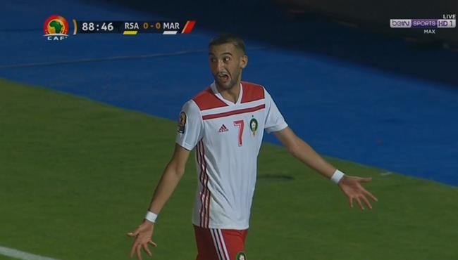 شاهد حكيم زياش يسخر من حكم مباراة المغرب وجنوب افريقيا