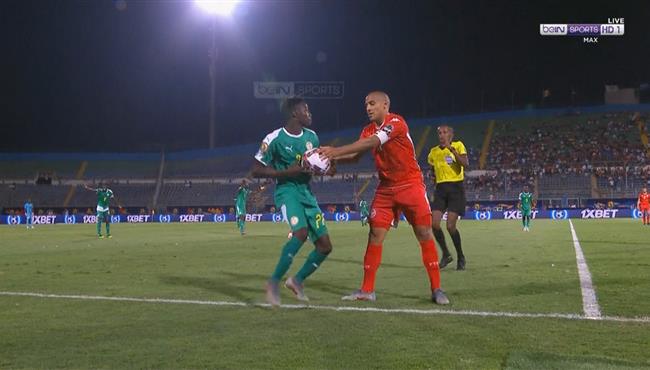 مشادة بين وهبي الخزري ولاعب السنغال