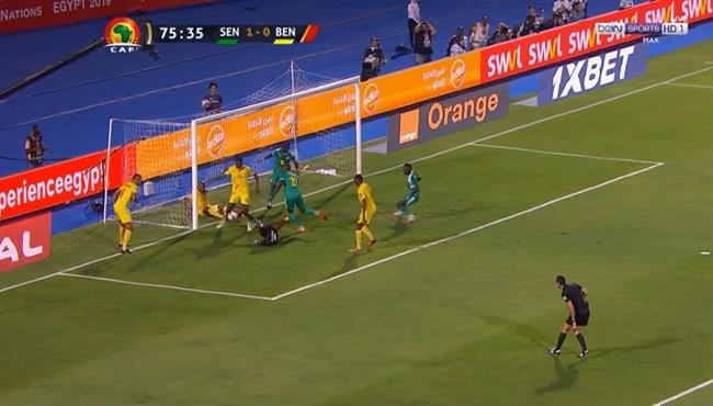 استبسال دفاعي من حارس ومدافعي بنين امام هجمة خطيرة للسنغال