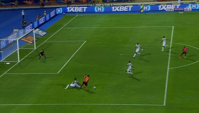 لاعب انجولا يتلاعب بمدافع مالي ويهدر فرصه خطيرة