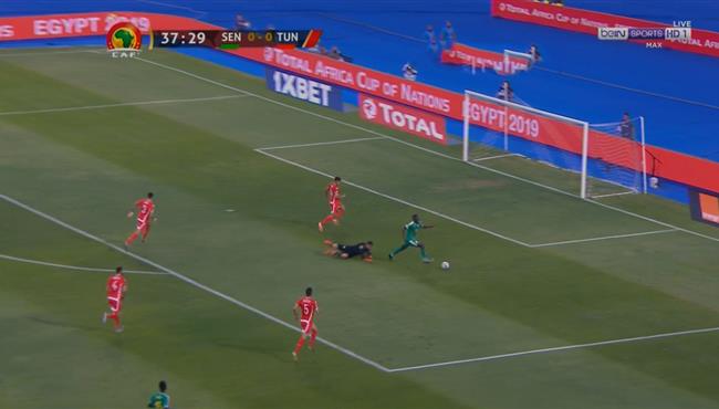 ساديو ماني يراوغ حارس تونس ويهدر هدف محقق للسنغال
