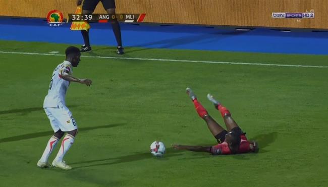 لقطة طريفه في مباراة مالي وانجولا بكأس امم افريقيا