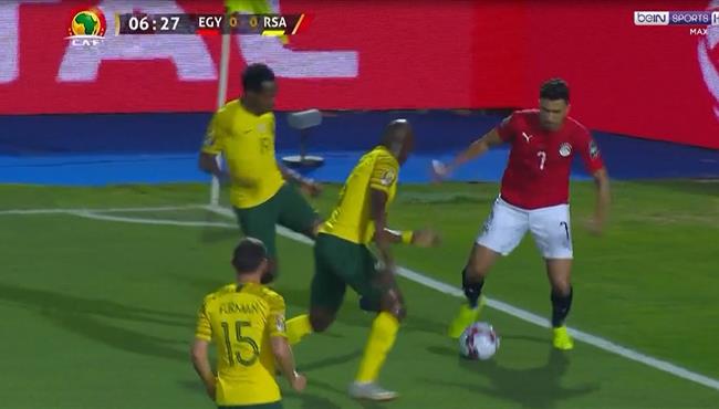 مراوغه رائعه من تريزيجيه في مباراة مصر وجنوب افريقيا